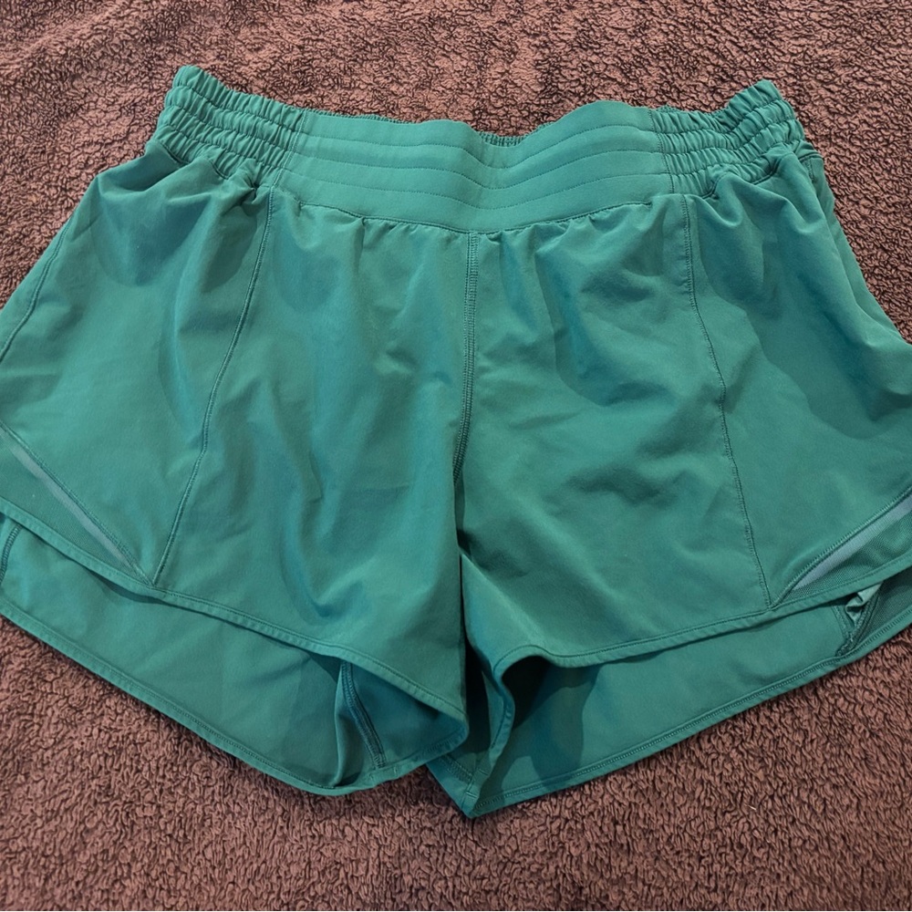 Lululemon Everglade green HR 4” Hotty Hot shorts size 12
